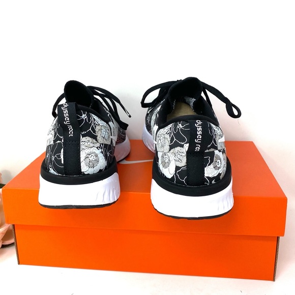 Nike Odyssey React 2 Flyknit FLR Black White W - Picture 2 of 8